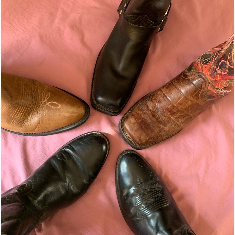 UPDATE: I WILL BE POSTING Some Fresh Photos This Week.    *Boots & Purses/ Bagsǰ
